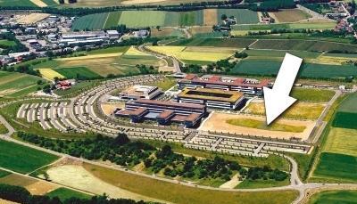 Das Bosch-Entwicklungszentrum aus der Luft gesehen. Auf der freien Fl&auml;che rechts neben dem unteren, 150 Meter langen Geb&auml;ude, wird in gleicher Bauart der 180 Meter lange Erweiterungsbau erstellt, der Anfang 2010 fertig sein soll.Foto: Werner Kuhnle