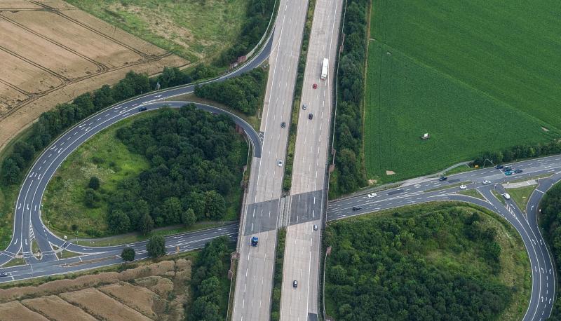 Ein wenig paradox, aber wahr: Wer sich auf dem Beschleunigungsstreifen befindet, muss sich nicht zwangsläufig an gegebene Tempolimits halten. Foto:Silas Stein Ein wenig paradox, aber wahr: Wer sich auf dem Beschleunigungsstreifen befindet, muss sich nicht zwangsläufig an gegebene Tempolimits halten. Foto:Silas Stein