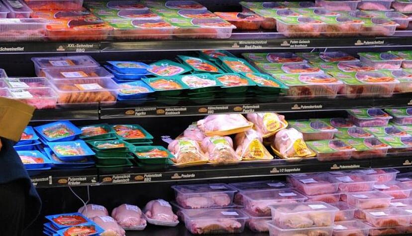 Im Einzelhandel kennzeichnen die Unternehmen abgepacktes Fleisch, zuvor haben sie auf freiwilliger Basis vier Haltungsformen definiert. Der Großteil des angebotenen Fleischs entspricht den gesetzlichen Mindeststandards, sprich: Stufe 1. Foto: dpa Im Einzelhandel kennzeichnen die Unternehmen abgepacktes Fleisch, zuvor haben sie auf freiwilliger Basis vier Haltungsformen definiert. Der Großteil des angebotenen Fleischs entspricht den gesetzlichen Mindeststandards, sprich: Stufe 1. Foto: dpa