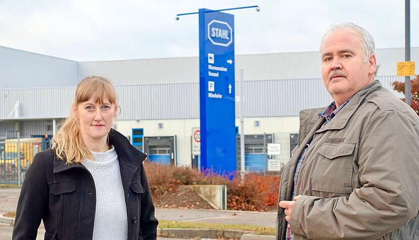 Vor der Betriebsversammlung, die das Fass f&uuml;r die Arbeitnehmervertreter zum &Uuml;berlaufen brachte: Saskia Genthner, die zweite Bevollm&auml;chtigte der IG Metall Schw&auml;bisch Hall, und der Betriebsratsvorsitzende Klaus Erker.
Foto: Christian Gleichauf