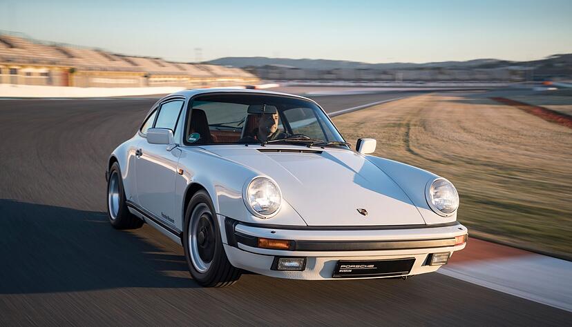 Charakteristisch für die G-Serie des 911: Die Faltenbälge aus Kunststoff rechts und links am Stoßfänger.