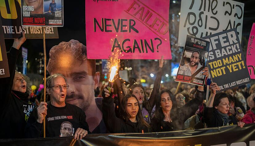 Angeh&ouml;rige von Geiseln fordern ihre Freilassung. (Archivbild)