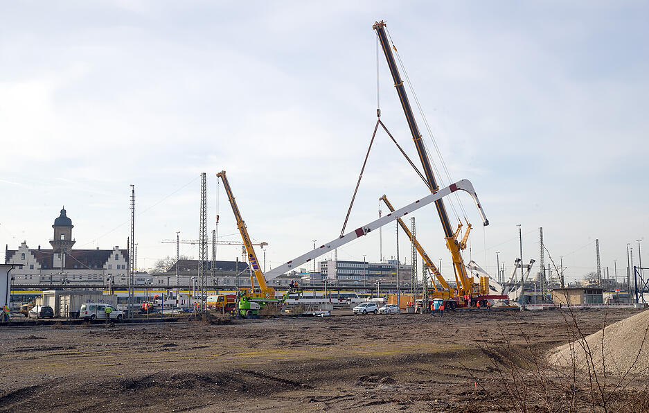 Erste Brückenteile der Buga-Brücke sind eingebaut