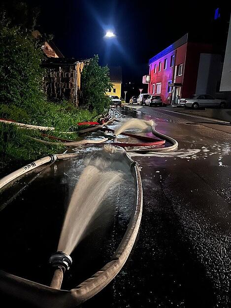 Schozach tritt über die Ufer:  Feuerwehr im Einsatz