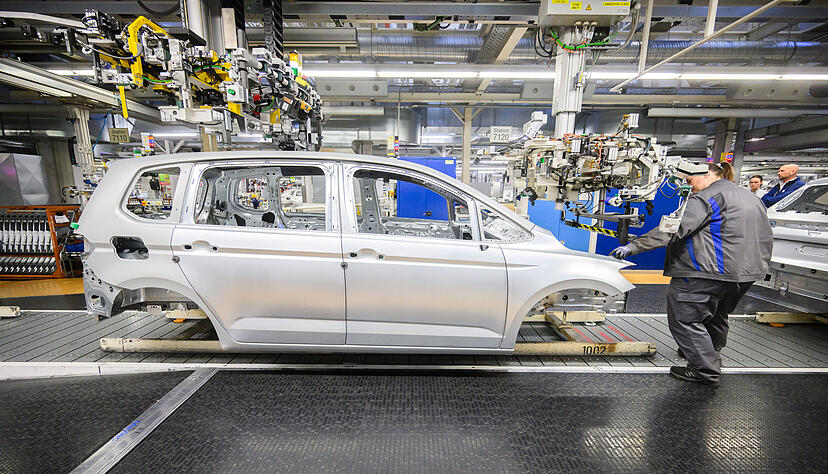 Ein Blick in die Produktion des VW Tiguan in Wolfsburg. Allein bei Europas größtem Autobauer werden 35.000 Stellen gekürzt. Ein Blick in die Produktion des VW Tiguan in Wolfsburg. Allein bei Europas größtem Autobauer werden 35.000 Stellen gekürzt.