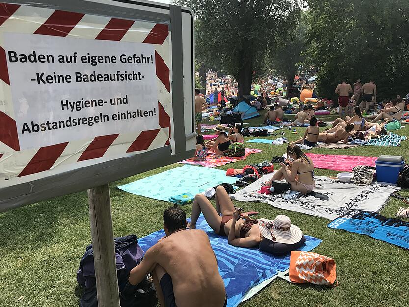 Schild übersehen? Badegäste dicht gedrängt am Seeufer.