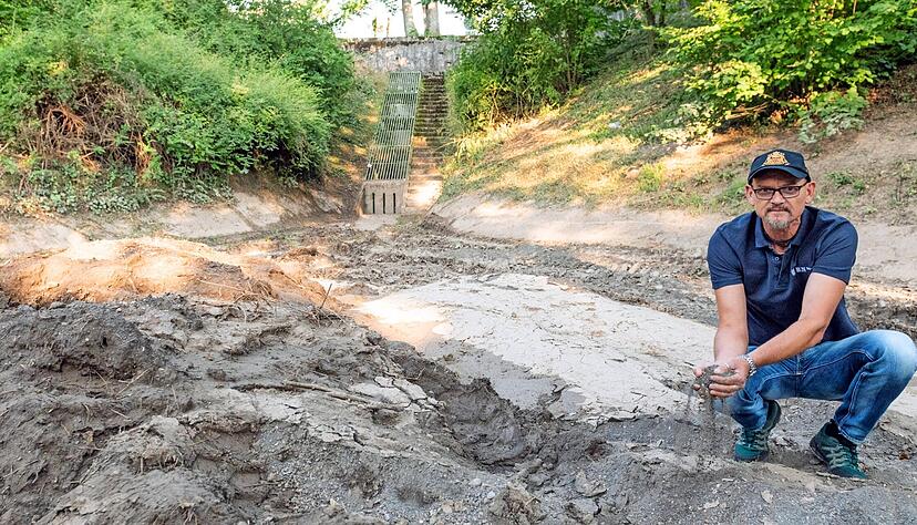 Inmitten der Schlammmassen der letzten Regentage: Volker Schlägel im Regen-Rückhaltebecken Letten in Heilbronn. Noch ist der Schlamm zu nass zum Abtransport.
Foto: Berger