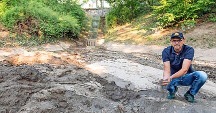 Inmitten der Schlammmassen der letzten Regentage: Volker Schlägel im Regen-Rückhaltebecken Letten in Heilbronn. Noch ist der Schlamm zu nass zum Abtransport.
Foto: Berger