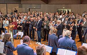 Mehrere hundert Besucher fanden sich samt der Stadtkapelle in der Stadthalle ein, um der Siegerin der Bürgermeisterwahl, Sarina Pfründer, zu gratulieren.
Fotos: Lina Bihr Mehrere hundert Besucher fanden sich samt der Stadtkapelle in der Stadthalle ein, um der Siegerin der Bürgermeisterwahl, Sarina Pfründer, zu gratulieren.
Fotos: Lina Bihr