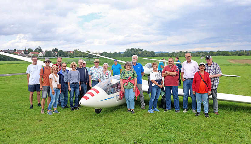 Auf dem Fluggelände der Fliegergruppe Heilbronn ist das Gruppenfoto vor dem Segelflugzeug mit dem Namen "Stadt Solothurn" entstanden. Auf dem Fluggelände der Fliegergruppe Heilbronn ist das Gruppenfoto vor dem Segelflugzeug mit dem Namen "Stadt Solothurn" entstanden.
