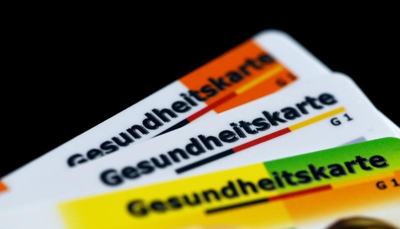 Muster elektronischer Gesundheitskarten für Flüchtlinge: Die Migranten haben für einen neuen Mitgliederrekord bei den Kassen gesorgt. Foto: Ralf Hirschberger Muster elektronischer Gesundheitskarten für Flüchtlinge: Die Migranten haben für einen neuen Mitgliederrekord bei den Kassen gesorgt. Foto: Ralf Hirschberger