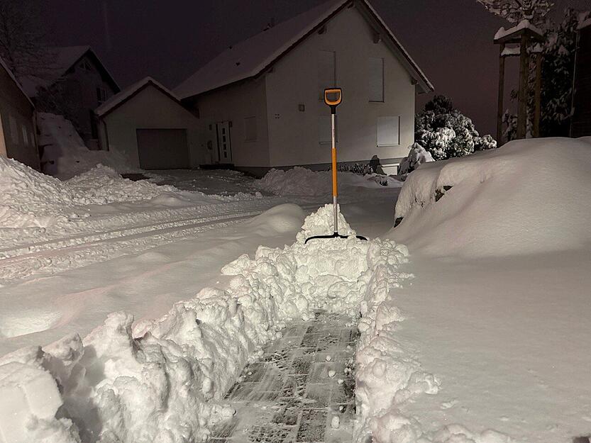 Schneeschippen in Bretzfeld ist am Montag Schwerstarbeit.