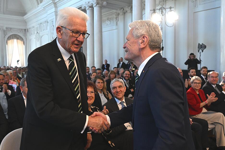 Ministerpr&auml;sident Winnfried Kretschmann (Gr&uuml;ne) nimmt W&uuml;nsche von Joachim Gauck, ehemaliger Bundespr&auml;sident, entgegen.