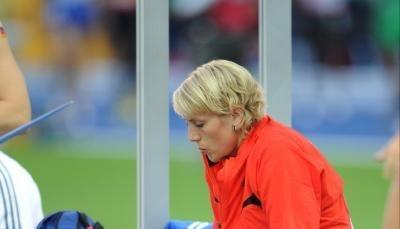 Christina Obergf&ouml;ll sitzt unzufrieden auf der Bank.