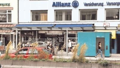 Die Toilette in dem blau-grünen Kubus war Stein des Anstoßes: Jetzt haben sich die Ladenbesitzer an der Heilbronner Allee an das WC gewöhnt.Foto: Guido Sawatzki Die Toilette in dem blau-grünen Kubus war Stein des Anstoßes: Jetzt haben sich die Ladenbesitzer an der Heilbronner Allee an das WC gewöhnt.Foto: Guido Sawatzki