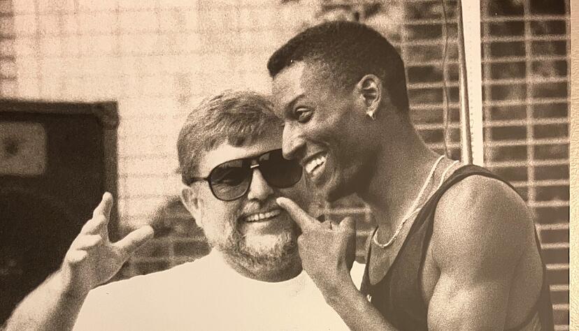 Gute, alte Eberstadt-Zeiten: Organisator Peter Schramm im Juli 1993 mit dem damaligen Sieger Hollis Conway aus den USA.