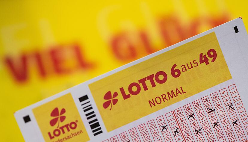 Viele Menschen spielen Lotto - im vergangenen Jahr lag der Einsatz bei mehr als 8,5 Milliarden Euro. (Archivbild)