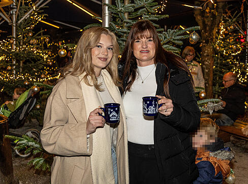 Besucher genießen ihren Glühwein am Trappensee Heilbronn in weihnachtlicher Kulisse. Besucher genießen ihren Glühwein am Trappensee Heilbronn in weihnachtlicher Kulisse.