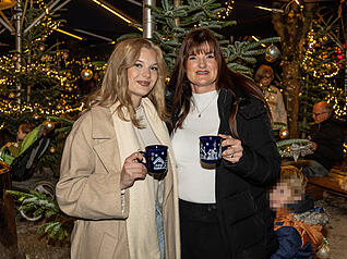 Besucher genießen ihren Glühwein am Trappensee Heilbronn in weihnachtlicher Kulisse. Besucher genießen ihren Glühwein am Trappensee Heilbronn in weihnachtlicher Kulisse.