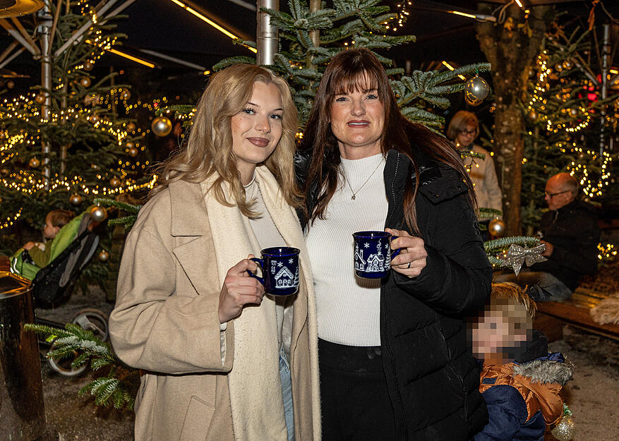 Besucher genießen ihren Glühwein am Trappensee Heilbronn in weihnachtlicher Kulisse. Besucher genießen ihren Glühwein am Trappensee Heilbronn in weihnachtlicher Kulisse.