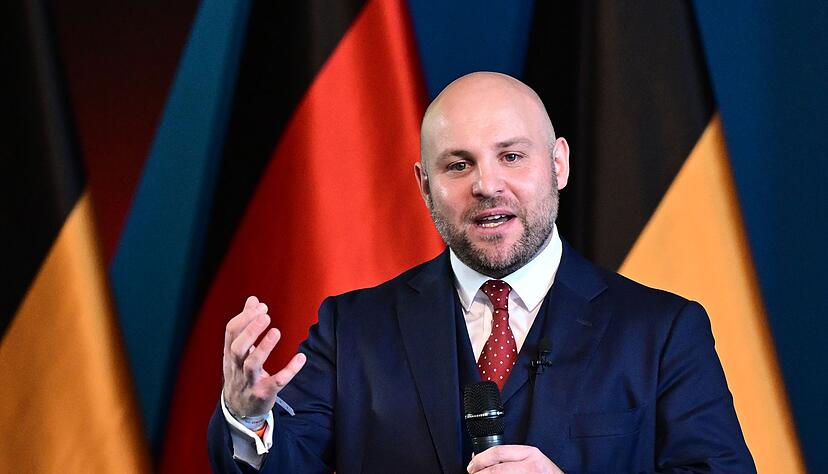 Tritt nicht nur gerne vor Fahnen auf, sondern will sie auch vor Schulen gehisst haben: AfD-Spitzenkandidat Markus Frohnmaier. (Archiv) Tritt nicht nur gerne vor Fahnen auf, sondern will sie auch vor Schulen gehisst haben: AfD-Spitzenkandidat Markus Frohnmaier. (Archiv)