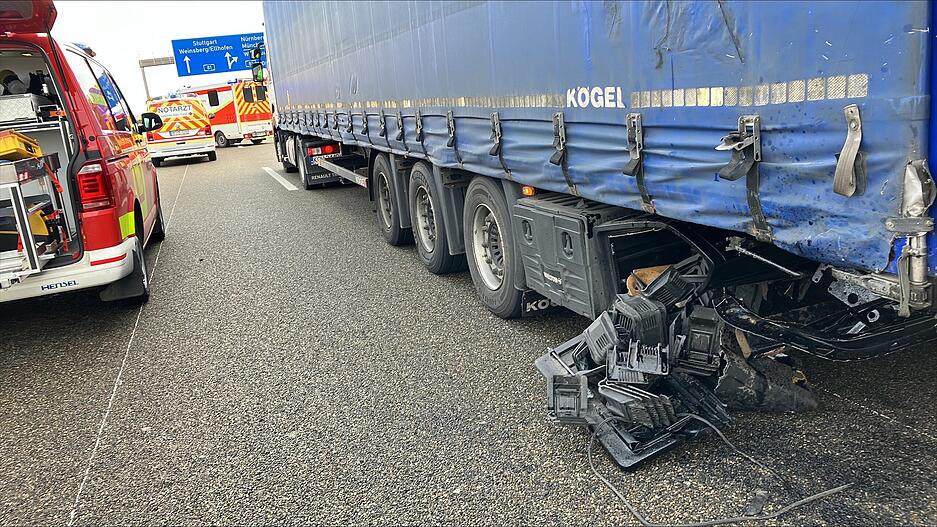 Am Lkw stand ebenfalls ein Schaden. Der Fahrer soll laut Polizei aber unverletzt sein. Am Lkw stand ebenfalls ein Schaden. Der Fahrer soll laut Polizei aber unverletzt sein.