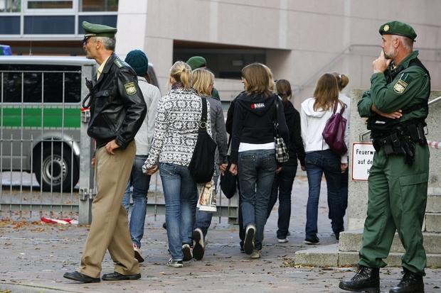 Schüler betreten am Freitag das Gelände des Carolinum-Gymnasiums. Einen Tag nach dem Amoklauf wurde eine Notfallseelsorge eingerichtet.