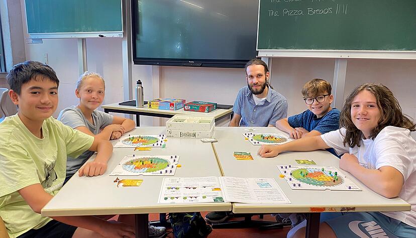 Beim ersten BNE-Projekttag am Eduard-Mörike-Gymnasium nähern sich Lukas Rückert (von links), Ronny Zendler, Julian Kluge, Louis Fritz und Maximilian Lambert spielerisch dem Thema Nachhaltigkeit.