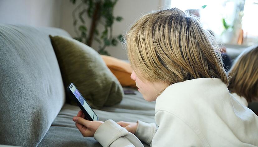 Es sei wissenschaftlich nachgewiesen, dass Kinder und Jugendliche, die in hohem Maße nicht altersgerechte Inhalte konsumieren, anfälliger für riskantes Suchtverhalten und problematischen Drogenkonsum werden, hatte der der Sucht- und Drogenbeauftragte der Bundesregierung, im August der «Rheinischen Post».