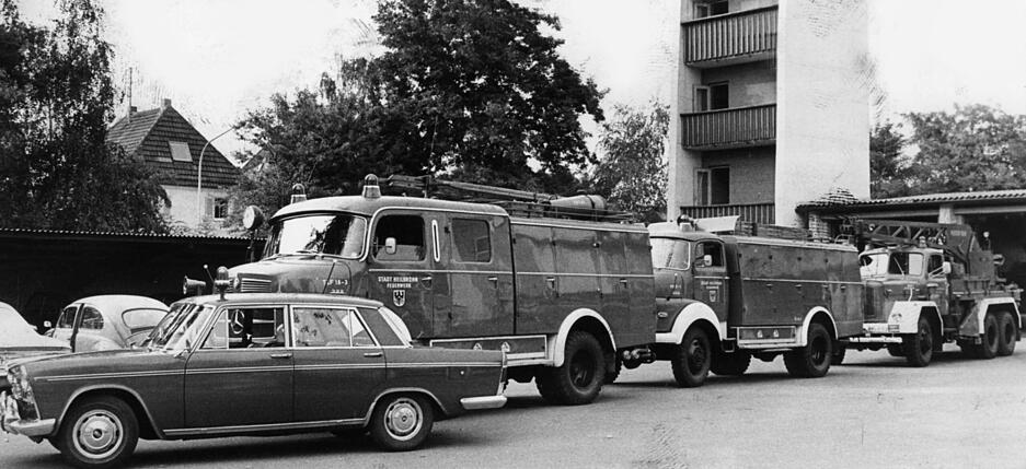 1973: Der Gerätezug hier im Bild: Ein Löschfahrzeug, ein Gerätewagen und ein Kranwagen folgen dem Kommandowagen, der bei einem Einsatz den Zug durch das Stadtgebiet führt und am Unfallort die Bergungsmaßnahmen einleitet. Eine Berufsfeuerwehr hat Heilbronn seit April 1971.