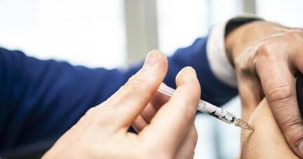 Menschen ab 60 Jahren empfiehlt die Stiko die jährliche Grippeschutzimpfung.