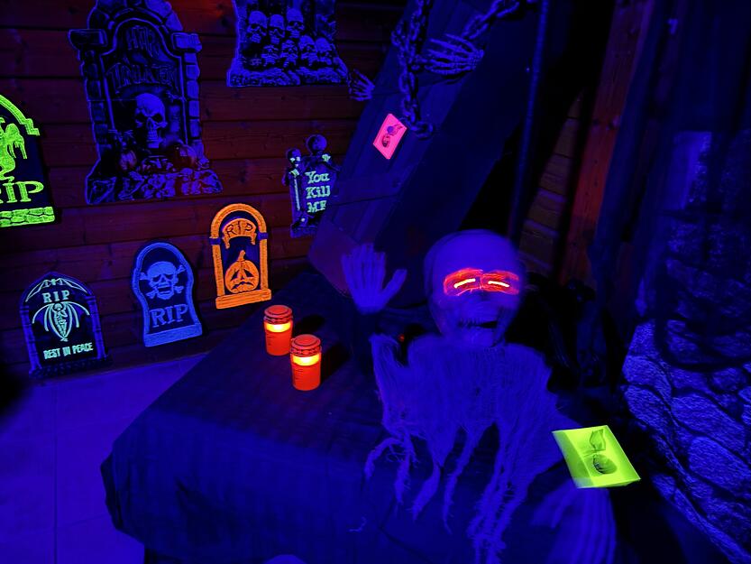 Mit Schwarzlicht und Nebelmaschinen wird das Zuhause der Familie Graf zur Schauerkulisse. Mit Schwarzlicht und Nebelmaschinen wird das Zuhause der Familie Graf zur Schauerkulisse.