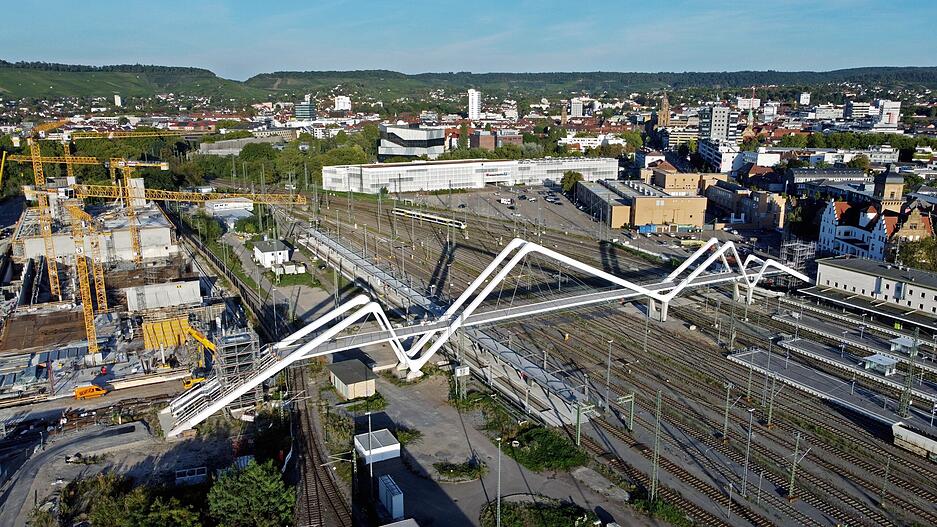 September 2022: Der Ärger rund um den Bau der sogenannten Buga-Brücke über den Heilbronner Hauptbahnhof scheint kein Ende zu nehmen. Der Bau- und Umweltausschuss des Gemeinderats stimmt einer weiteren Kostensteigerung zu. An mehreren Bauteilen werden Risse festgestellt. September 2022: Der Ärger rund um den Bau der sogenannten Buga-Brücke über den Heilbronner Hauptbahnhof scheint kein Ende zu nehmen. Der Bau- und Umweltausschuss des Gemeinderats stimmt einer weiteren Kostensteigerung zu. An mehreren Bauteilen werden Risse festgestellt.