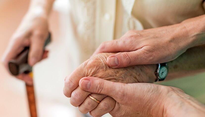 Bis 15. März muss die BBT-Gruppe dem hiesigen Gesundheitsamt gemeldet haben, wie viele Mitarbeitende noch ungeimpft sind. Heikel wären Ausfälle in der Altenpflege, wenn diese Kräfte laut der nahenden Impfpflicht nicht mehr arbeiten dürften.
Foto: dpa Bis 15. März muss die BBT-Gruppe dem hiesigen Gesundheitsamt gemeldet haben, wie viele Mitarbeitende noch ungeimpft sind. Heikel wären Ausfälle in der Altenpflege, wenn diese Kräfte laut der nahenden Impfpflicht nicht mehr arbeiten dürften.
Foto: dpa