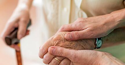 Bis 15. März muss die BBT-Gruppe dem hiesigen Gesundheitsamt gemeldet haben, wie viele Mitarbeitende noch ungeimpft sind. Heikel wären Ausfälle in der Altenpflege, wenn diese Kräfte laut der nahenden Impfpflicht nicht mehr arbeiten dürften.
Foto: dpa