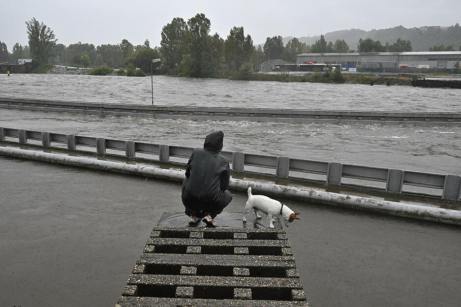 Nach extremen Regenf&auml;llen ist der Pegel der Moldau in Prag stark angestiegen.