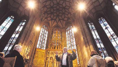 Der Kunsthistoriker Cornelius Steckner deutet das vielschichtige Fensterwerk der Kilianskirche und gibt der Debatte über neue Glaskunst Nahrung.Foto: Guido Sawatzki Der Kunsthistoriker Cornelius Steckner deutet das vielschichtige Fensterwerk der Kilianskirche und gibt der Debatte über neue Glaskunst Nahrung.Foto: Guido Sawatzki