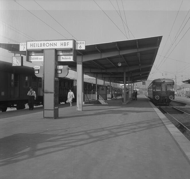 Bahnsteig für den Regionalbahnverkehr 1961 im  Hauptbahnhof Heilbronn.
