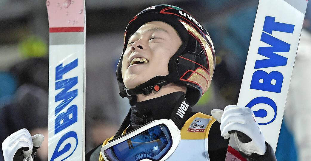 Die Nummer eins bei Station eins: Der Japaner Ryoyu Kobayashi ist derzeit nur schwer zu schlagen und reist als Bester der Vierschanzentournee vom Allgäu weiter nach Garmisch-Partenkirchen, wo heute schon die Qualifikation ansteht.
Fotos: dpa
