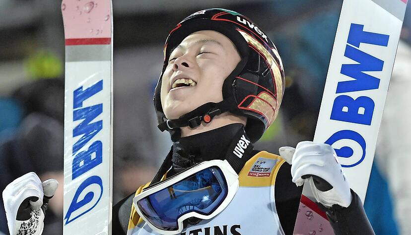 Die Nummer eins bei Station eins: Der Japaner Ryoyu Kobayashi ist derzeit nur schwer zu schlagen und reist als Bester der Vierschanzentournee vom Allgäu weiter nach Garmisch-Partenkirchen, wo heute schon die Qualifikation ansteht.
Fotos: dpa Die Nummer eins bei Station eins: Der Japaner Ryoyu Kobayashi ist derzeit nur schwer zu schlagen und reist als Bester der Vierschanzentournee vom Allgäu weiter nach Garmisch-Partenkirchen, wo heute schon die Qualifikation ansteht.
Fotos: dpa