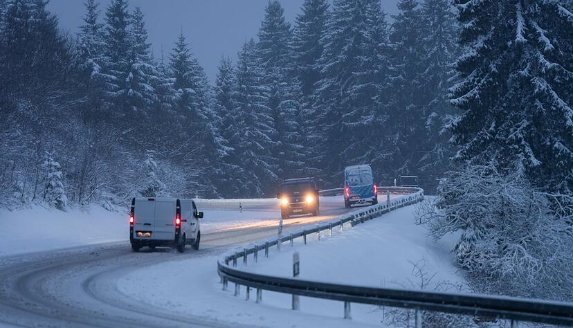 Das Winterwetter im Schwarzwald sorgt für glatte Straßen und im Schnee feststeckende Fahrzeuge. Das Winterwetter im Schwarzwald sorgt für glatte Straßen und im Schnee feststeckende Fahrzeuge.