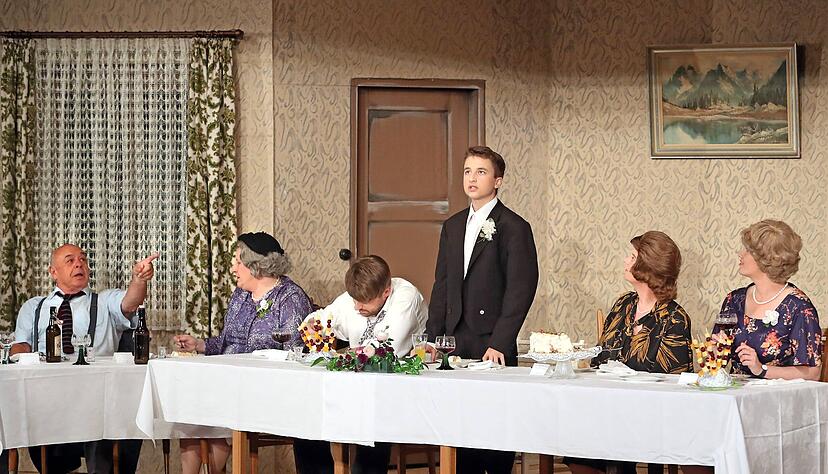 Wenn das Familienfest eskaliert: Bei der Premiere vom "Konfirmandefescht" im vergangenen Sommer gab es für die Freilichtspiele Standing Ovations.
Foto: Archiv/Andreas Veigel Wenn das Familienfest eskaliert: Bei der Premiere vom "Konfirmandefescht" im vergangenen Sommer gab es für die Freilichtspiele Standing Ovations.
Foto: Archiv/Andreas Veigel