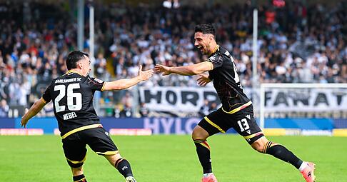 Lars Stindl (r.) trifft bei seinem letzten Profispiel zum 3:0 für den KSC.