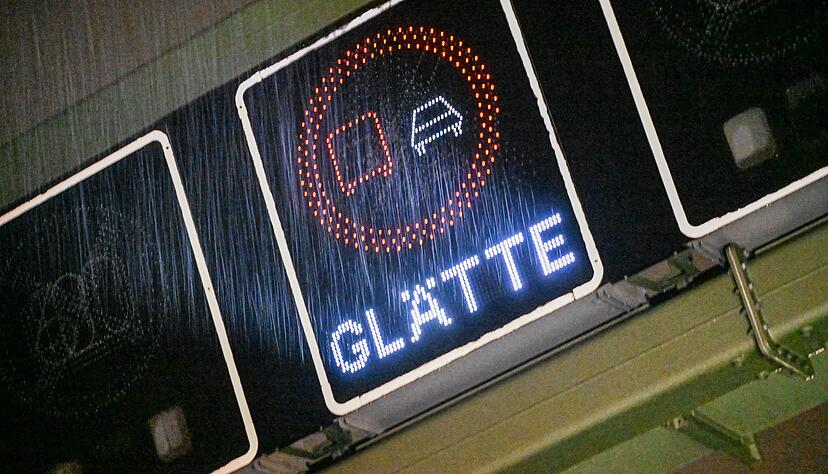 Auch in der Nacht auf Sonntag m&uuml;ssen Autofahrer und Fu&szlig;g&auml;nger vorsichtig sein - es kann glatt werden.