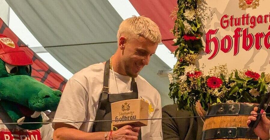 Demirovic hatte sichtlich Spa&szlig;. Ein Fassanstich steht auch nicht alle Tage an.