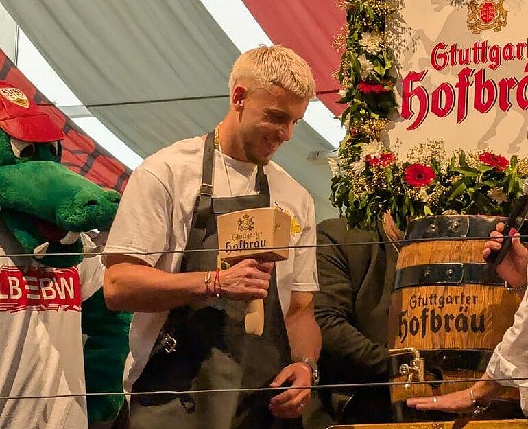 Demirovic hatte sichtlich Spa&szlig;. Ein Fassanstich steht auch nicht alle Tage an.