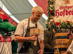 Demirovic hatte sichtlich Spa&szlig;. Ein Fassanstich steht auch nicht alle Tage an.