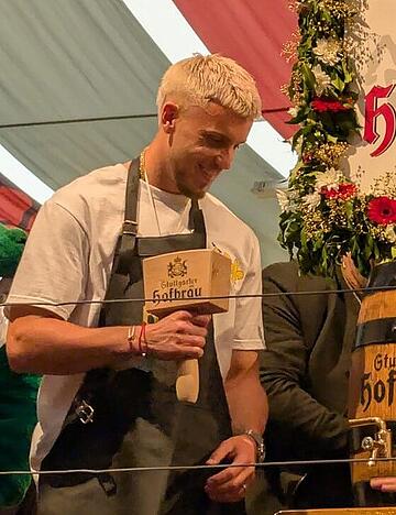 Demirovic hatte sichtlich Spa&szlig;. Ein Fassanstich steht auch nicht alle Tage an.