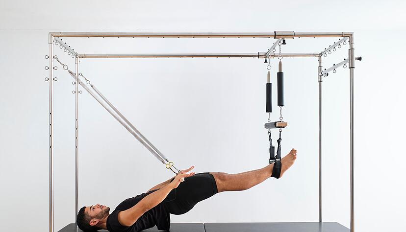 Reformer Pilates wird auf einem speziellen Ger&auml;t trainiert und verbessert Kraft, Flexibilit&auml;t und K&ouml;rperhaltung durch kontrollierte Bewegungen.