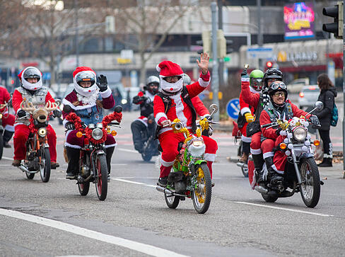 Mofa-Nikoläuse bringen weihnachtliche Stimmung in die Heilbronner Innenstadt.